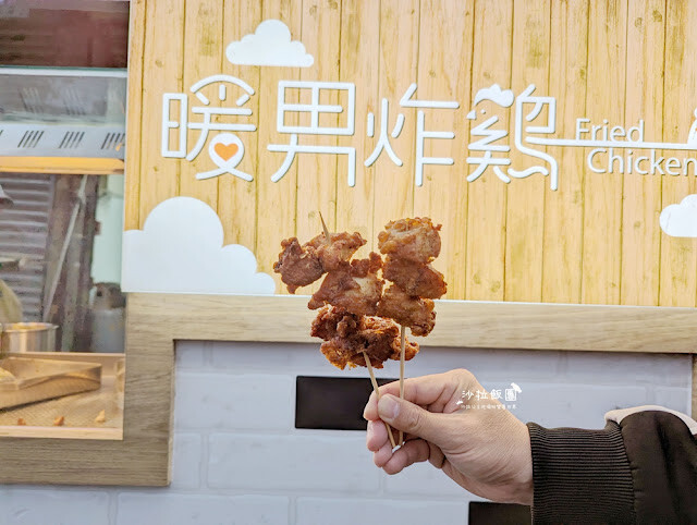 士林夜市美食推薦『暖男炸雞』焦糖炸雞、炸雞皮好好吃