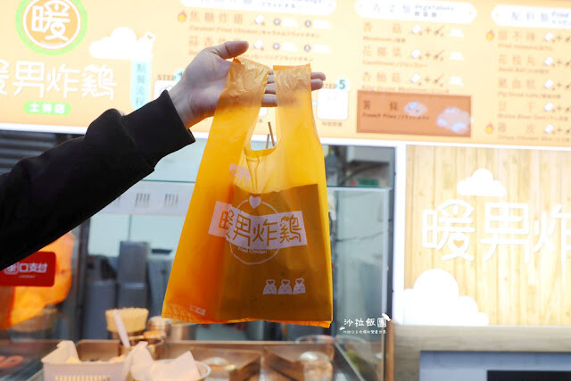 士林夜市美食推薦『暖男炸雞』焦糖炸雞、炸雞皮好好吃