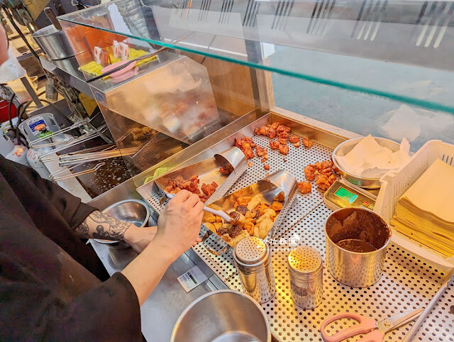 士林夜市美食推薦『暖男炸雞』焦糖炸雞、炸雞皮好好吃