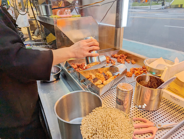 士林夜市美食推薦『暖男炸雞』焦糖炸雞、炸雞皮好好吃