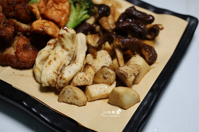 士林夜市美食推薦『暖男炸雞』焦糖炸雞、炸雞皮好好吃