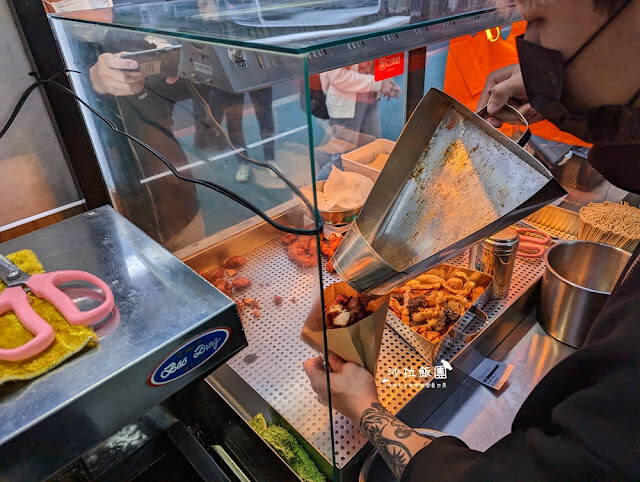 士林夜市美食推薦『暖男炸雞』焦糖炸雞、炸雞皮好好吃