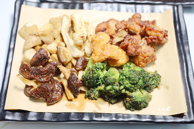 士林夜市美食推薦『暖男炸雞』焦糖炸雞、炸雞皮好好吃