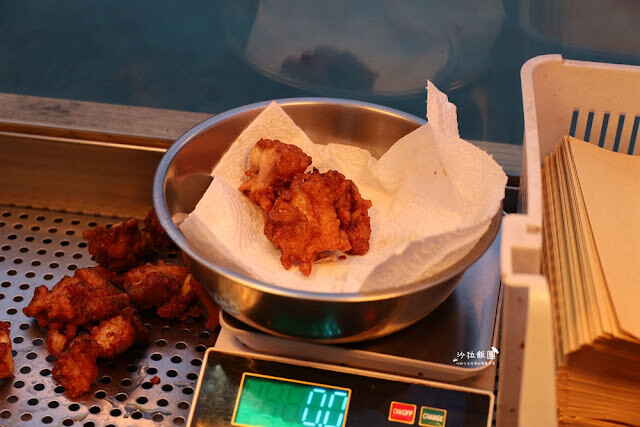 士林夜市美食推薦『暖男炸雞』焦糖炸雞、炸雞皮好好吃