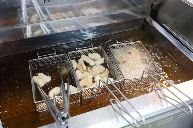 士林夜市美食推薦『暖男炸雞』焦糖炸雞、炸雞皮好好吃