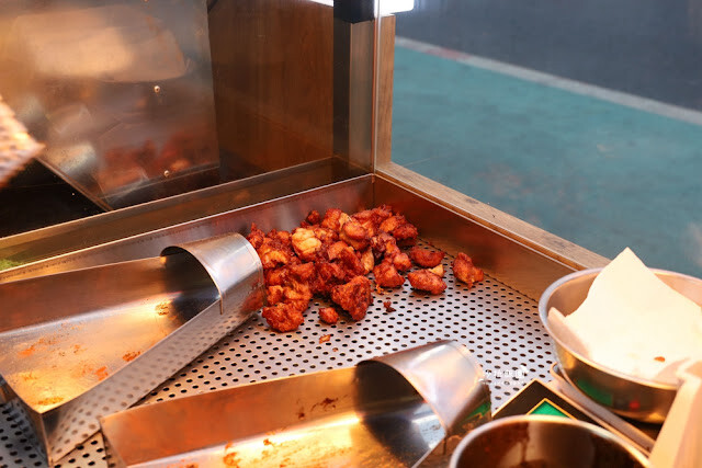 士林夜市美食推薦『暖男炸雞』焦糖炸雞、炸雞皮好好吃