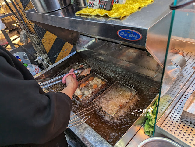 士林夜市美食推薦『暖男炸雞』焦糖炸雞、炸雞皮好好吃
