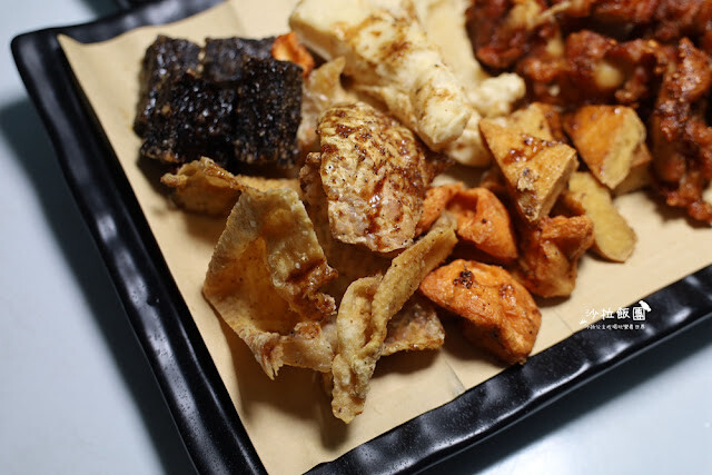 士林夜市美食推薦『暖男炸雞』焦糖炸雞、炸雞皮好好吃