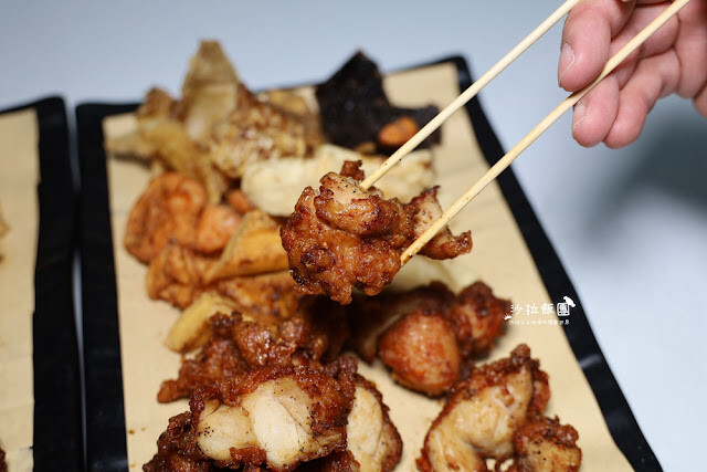 士林夜市美食推薦『暖男炸雞』焦糖炸雞、炸雞皮好好吃