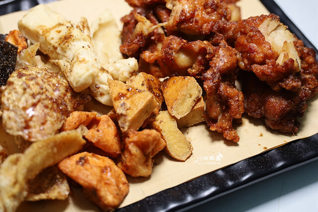 士林夜市美食推薦『暖男炸雞』焦糖炸雞、炸雞皮好好吃