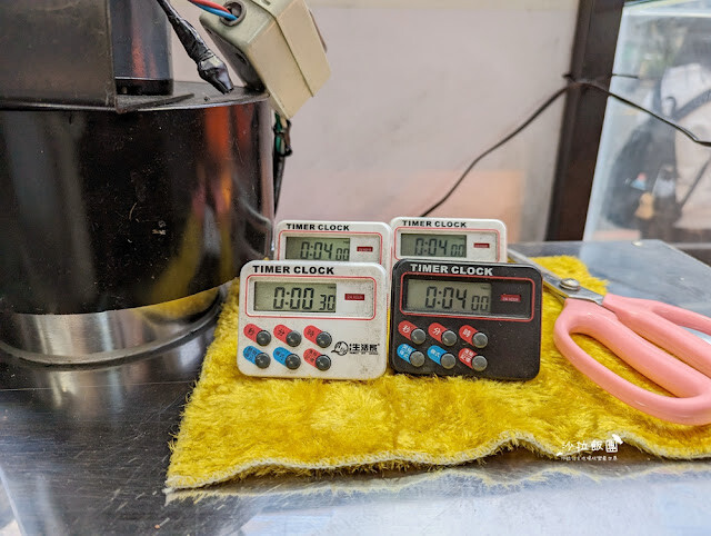 士林夜市美食推薦『暖男炸雞』焦糖炸雞、炸雞皮好好吃