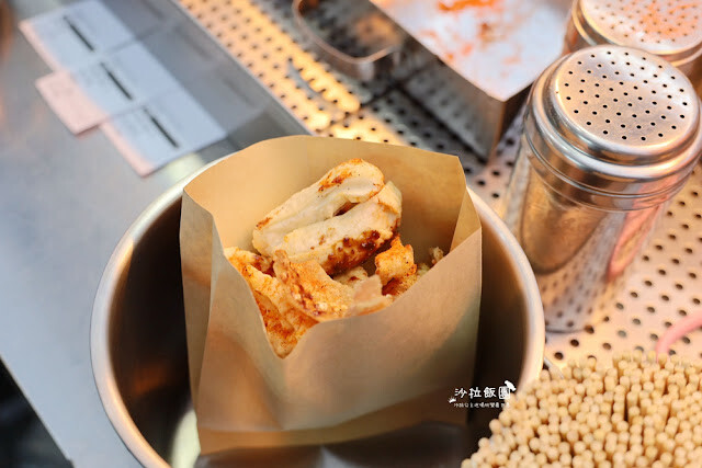 士林夜市美食推薦『暖男炸雞』焦糖炸雞、炸雞皮好好吃