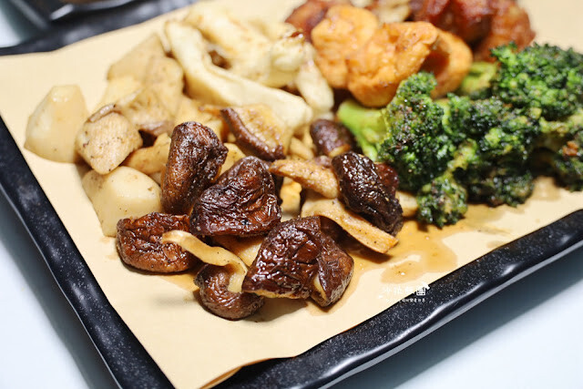 士林夜市美食推薦『暖男炸雞』焦糖炸雞、炸雞皮好好吃