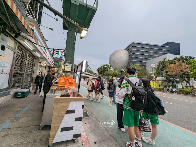 士林夜市美食推薦『暖男炸雞』焦糖炸雞、炸雞皮好好吃