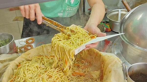 【台北美食】阿貴大腸麵線|評價高達4.4顆星的爆高評價的美味炒麵