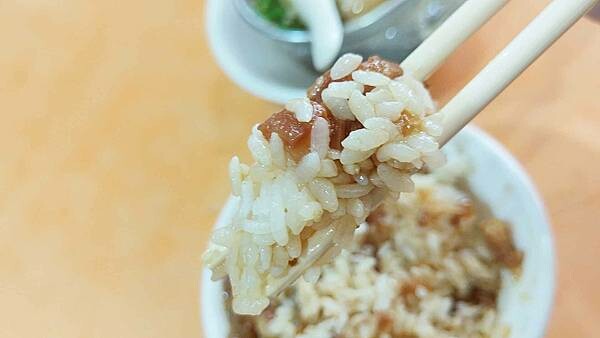 【台北美食】八條圓環滷肉飯|隱藏在巷弄裡CP值爆高,擁有名店實力的魯肉飯