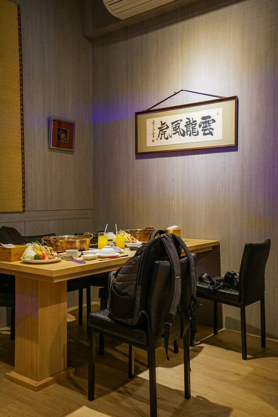 【中壢火鍋推薦】豪華活體海鮮超澎湃,大份量頂級和牛肉盤,還有超浮誇爆卵海膽飯都讓人愛不釋口|芳 海鮮