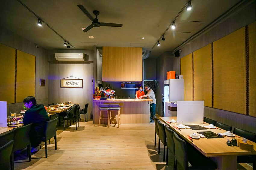 【中壢火鍋推薦】豪華活體海鮮超澎湃,大份量頂級和牛肉盤,還有超浮誇爆卵海膽飯都讓人愛不釋口|芳 海鮮