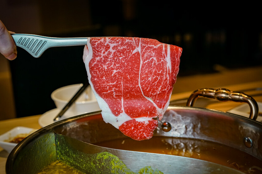 【中壢火鍋推薦】豪華活體海鮮超澎湃,大份量頂級和牛肉盤,還有超浮誇爆卵海膽飯都讓人愛不釋口|芳 海鮮