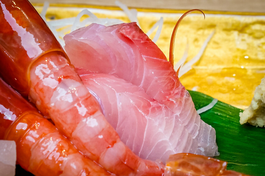 【中壢火鍋推薦】豪華活體海鮮超澎湃,大份量頂級和牛肉盤,還有超浮誇爆卵海膽飯都讓人愛不釋口|芳 海鮮