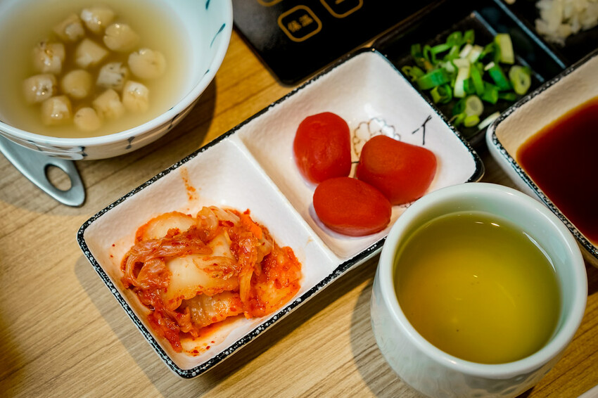 【中壢火鍋推薦】豪華活體海鮮超澎湃,大份量頂級和牛肉盤,還有超浮誇爆卵海膽飯都讓人愛不釋口|芳 海鮮