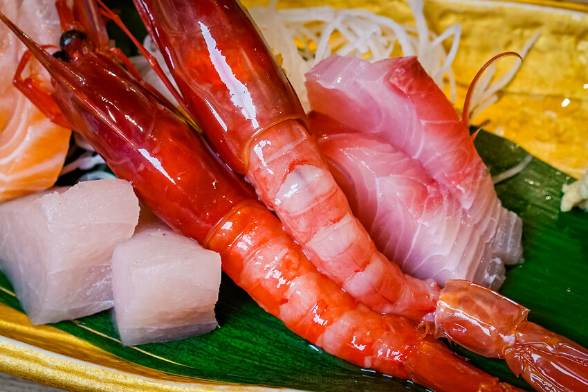 【中壢火鍋推薦】豪華活體海鮮超澎湃,大份量頂級和牛肉盤,還有超浮誇爆卵海膽飯都讓人愛不釋口|芳 海鮮