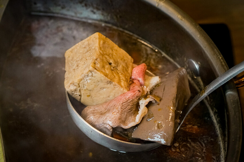 【中壢火鍋推薦】豪華活體海鮮超澎湃,大份量頂級和牛肉盤,還有超浮誇爆卵海膽飯都讓人愛不釋口|芳 海鮮