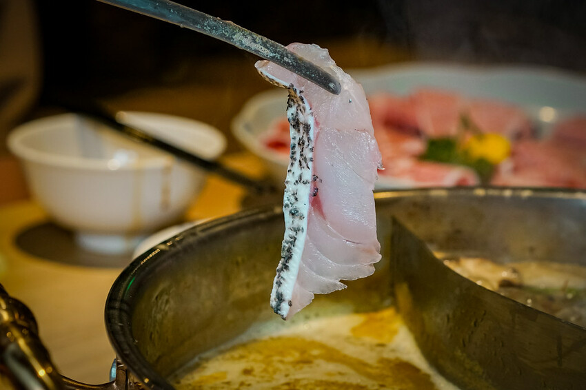 【中壢火鍋推薦】豪華活體海鮮超澎湃,大份量頂級和牛肉盤,還有超浮誇爆卵海膽飯都讓人愛不釋口|芳 海鮮