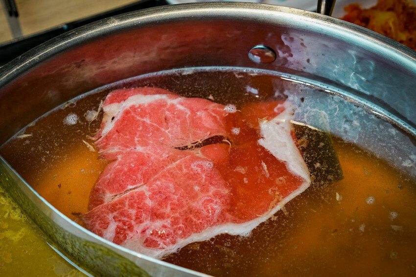 【中壢火鍋推薦】豪華活體海鮮超澎湃,大份量頂級和牛肉盤,還有超浮誇爆卵海膽飯都讓人愛不釋口|芳 海鮮