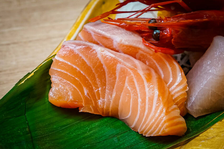 【中壢火鍋推薦】豪華活體海鮮超澎湃,大份量頂級和牛肉盤,還有超浮誇爆卵海膽飯都讓人愛不釋口|芳 海鮮