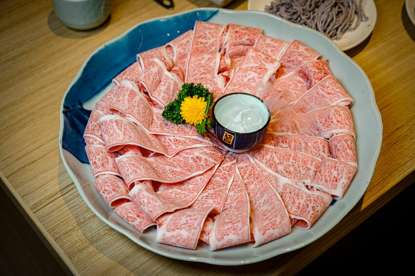 【中壢火鍋推薦】豪華活體海鮮超澎湃,大份量頂級和牛肉盤,還有超浮誇爆卵海膽飯都讓人愛不釋口|芳 海鮮