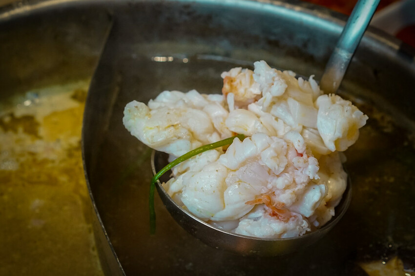 【中壢火鍋推薦】豪華活體海鮮超澎湃,大份量頂級和牛肉盤,還有超浮誇爆卵海膽飯都讓人愛不釋口|芳 海鮮