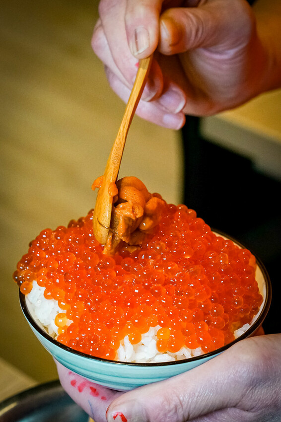 【中壢火鍋推薦】豪華活體海鮮超澎湃,大份量頂級和牛肉盤,還有超浮誇爆卵海膽飯都讓人愛不釋口|芳 海鮮