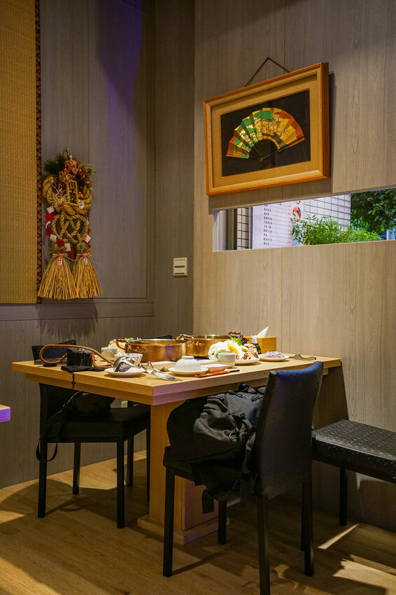 【中壢火鍋推薦】豪華活體海鮮超澎湃,大份量頂級和牛肉盤,還有超浮誇爆卵海膽飯都讓人愛不釋口|芳 海鮮