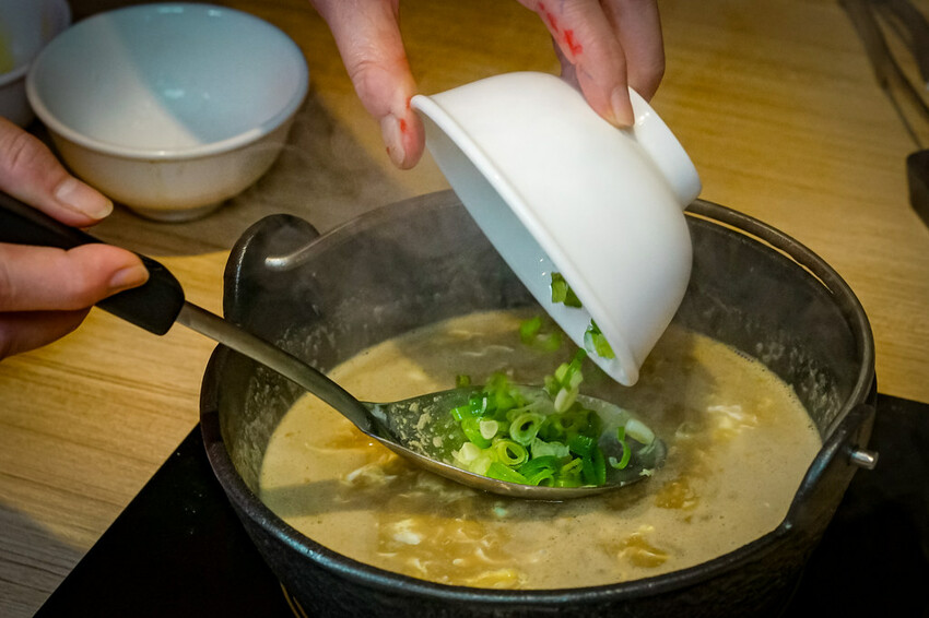 【中壢火鍋推薦】豪華活體海鮮超澎湃,大份量頂級和牛肉盤,還有超浮誇爆卵海膽飯都讓人愛不釋口|芳 海鮮