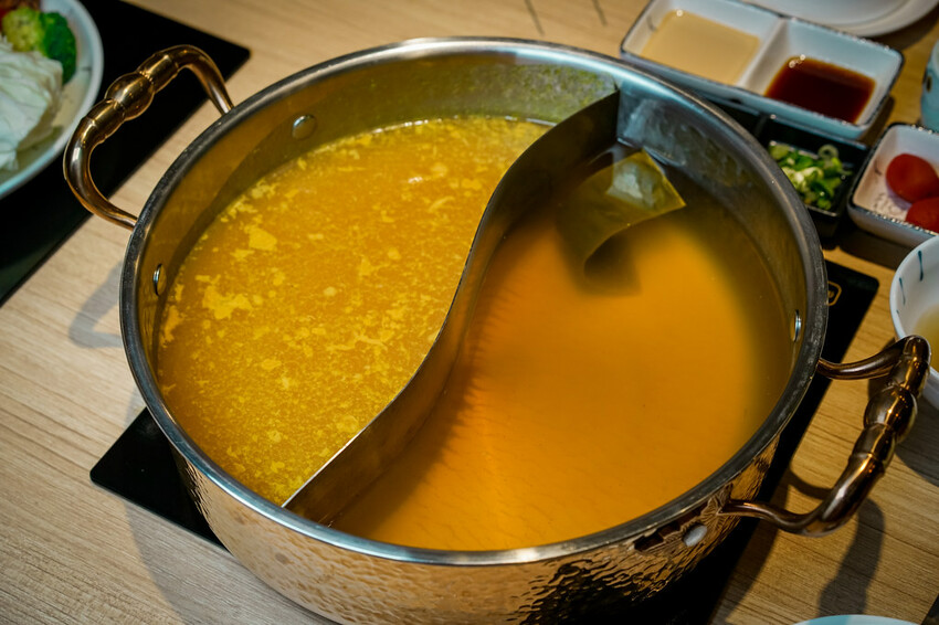 【中壢火鍋推薦】豪華活體海鮮超澎湃,大份量頂級和牛肉盤,還有超浮誇爆卵海膽飯都讓人愛不釋口|芳 海鮮