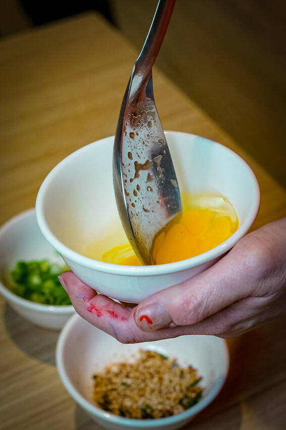 【中壢火鍋推薦】豪華活體海鮮超澎湃,大份量頂級和牛肉盤,還有超浮誇爆卵海膽飯都讓人愛不釋口|芳 海鮮