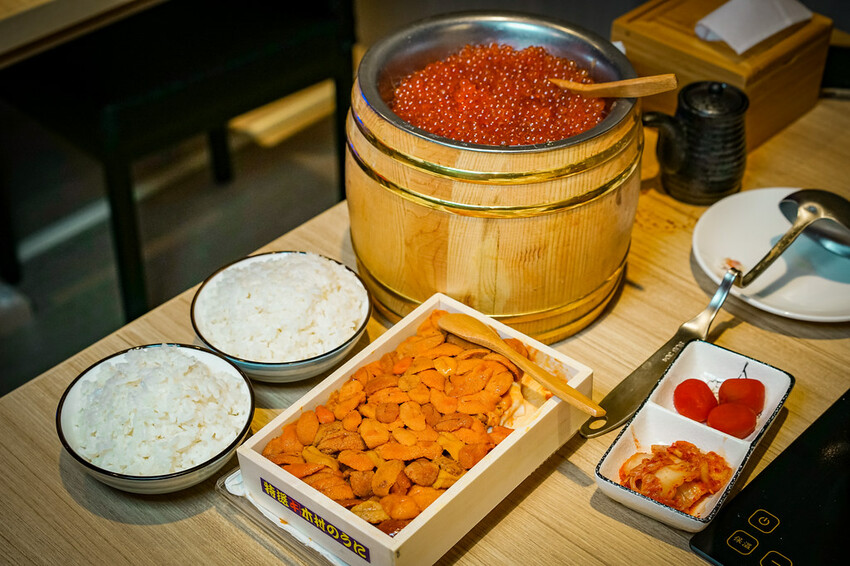 【中壢火鍋推薦】豪華活體海鮮超澎湃,大份量頂級和牛肉盤,還有超浮誇爆卵海膽飯都讓人愛不釋口|芳 海鮮