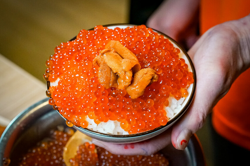 【中壢火鍋推薦】豪華活體海鮮超澎湃,大份量頂級和牛肉盤,還有超浮誇爆卵海膽飯都讓人愛不釋口|芳 海鮮