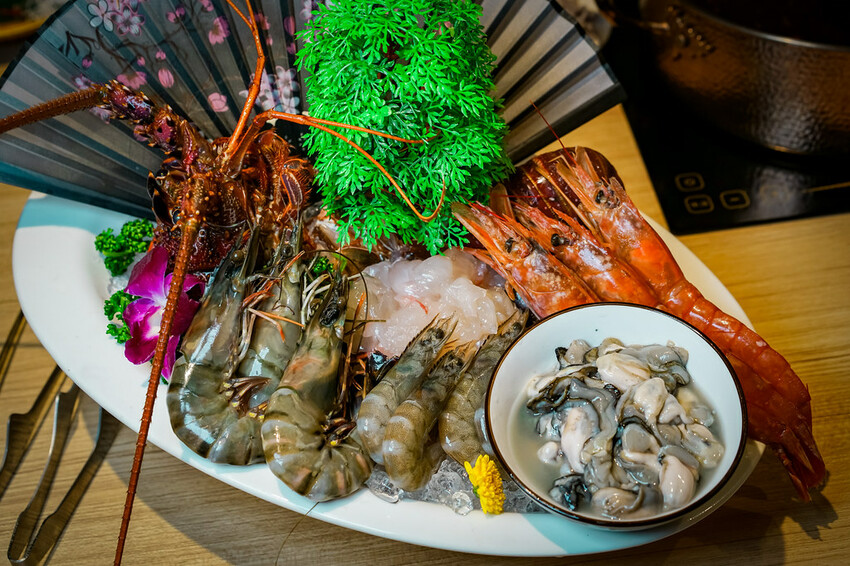 【中壢火鍋推薦】豪華活體海鮮超澎湃,大份量頂級和牛肉盤,還有超浮誇爆卵海膽飯都讓人愛不釋口|芳 海鮮