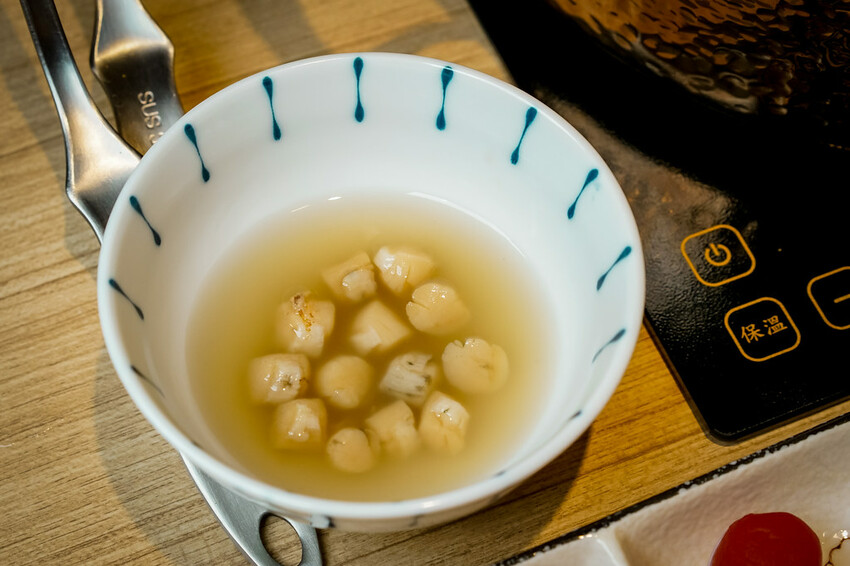 【中壢火鍋推薦】豪華活體海鮮超澎湃,大份量頂級和牛肉盤,還有超浮誇爆卵海膽飯都讓人愛不釋口|芳 海鮮