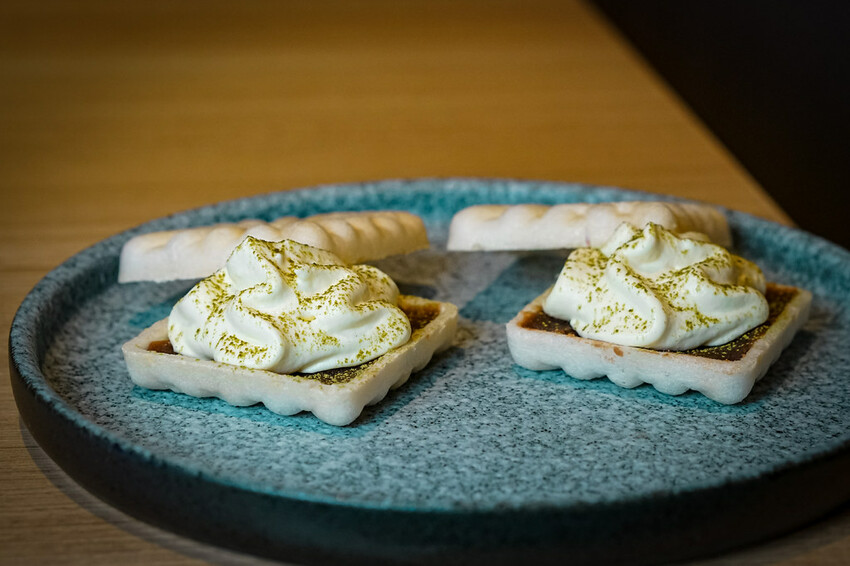 【中壢火鍋推薦】豪華活體海鮮超澎湃,大份量頂級和牛肉盤,還有超浮誇爆卵海膽飯都讓人愛不釋口|芳 海鮮