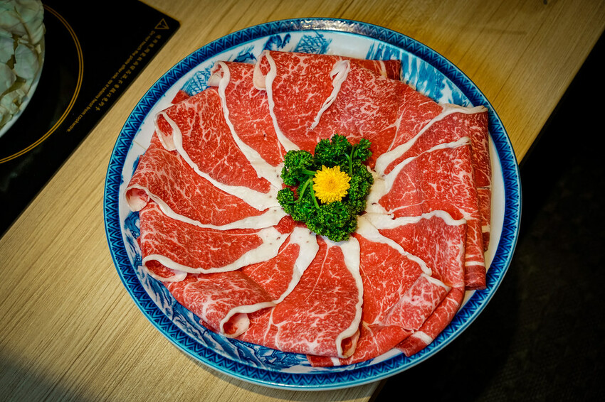 【中壢火鍋推薦】豪華活體海鮮超澎湃,大份量頂級和牛肉盤,還有超浮誇爆卵海膽飯都讓人愛不釋口|芳 海鮮