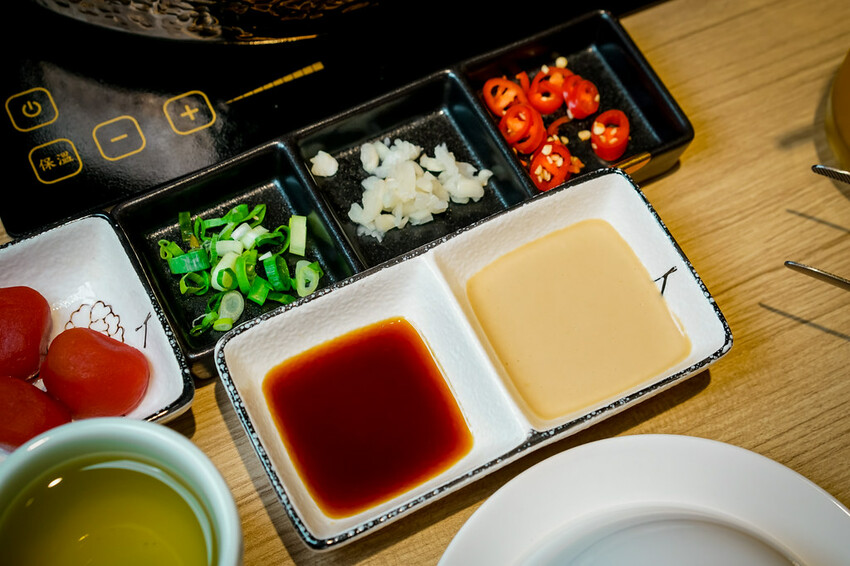 【中壢火鍋推薦】豪華活體海鮮超澎湃,大份量頂級和牛肉盤,還有超浮誇爆卵海膽飯都讓人愛不釋口|芳 海鮮