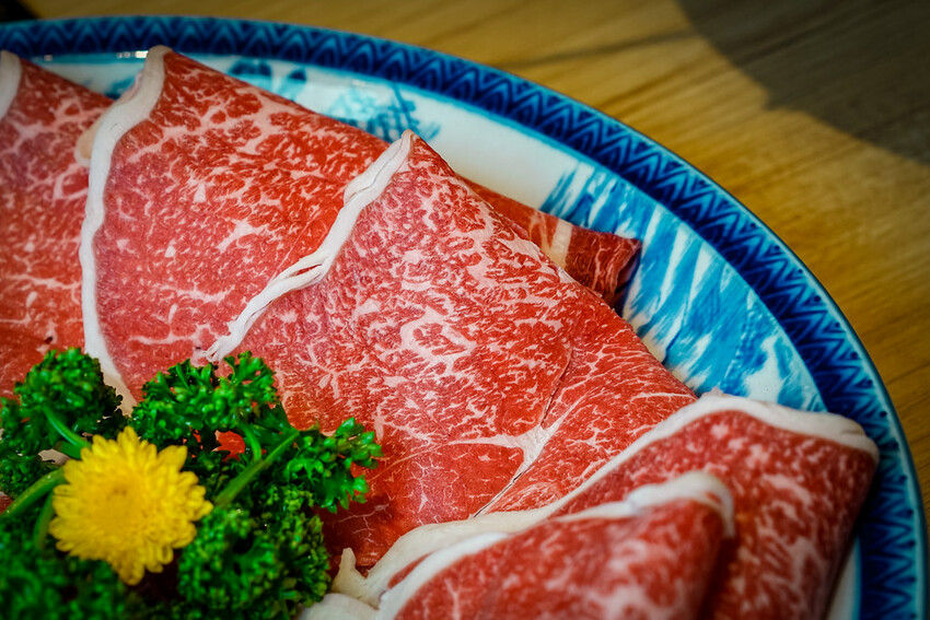 【中壢火鍋推薦】豪華活體海鮮超澎湃,大份量頂級和牛肉盤,還有超浮誇爆卵海膽飯都讓人愛不釋口|芳 海鮮