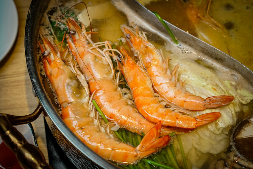 【中壢火鍋推薦】豪華活體海鮮超澎湃,大份量頂級和牛肉盤,還有超浮誇爆卵海膽飯都讓人愛不釋口|芳 海鮮