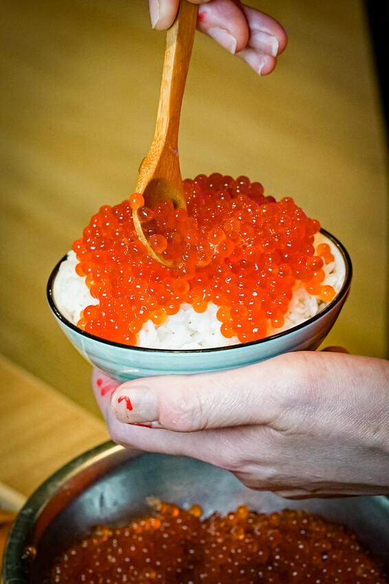 【中壢火鍋推薦】豪華活體海鮮超澎湃,大份量頂級和牛肉盤,還有超浮誇爆卵海膽飯都讓人愛不釋口|芳 海鮮