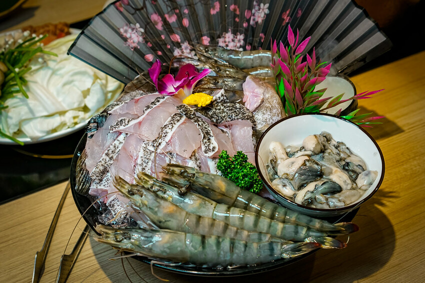【中壢火鍋推薦】豪華活體海鮮超澎湃,大份量頂級和牛肉盤,還有超浮誇爆卵海膽飯都讓人愛不釋口|芳 海鮮