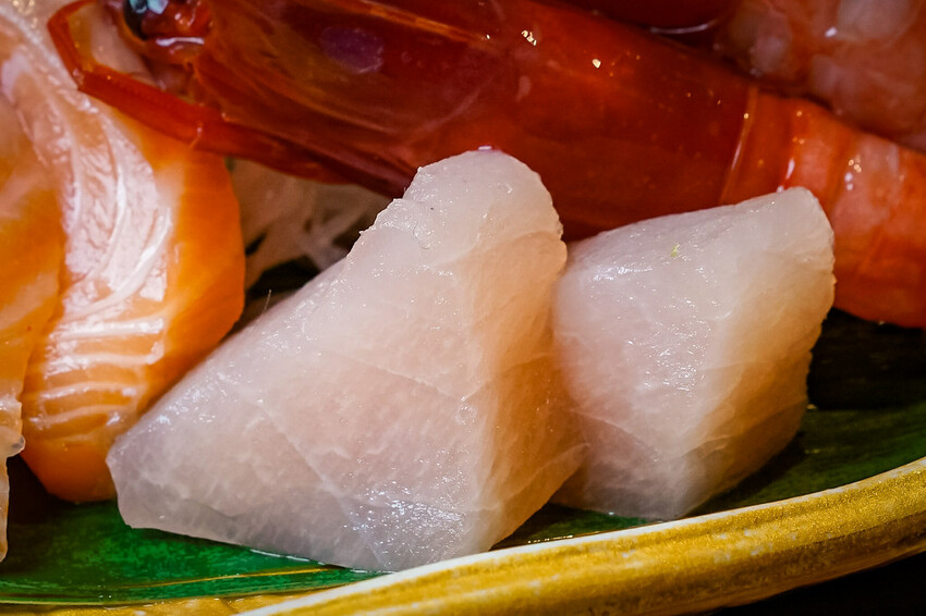 【中壢火鍋推薦】豪華活體海鮮超澎湃,大份量頂級和牛肉盤,還有超浮誇爆卵海膽飯都讓人愛不釋口|芳 海鮮