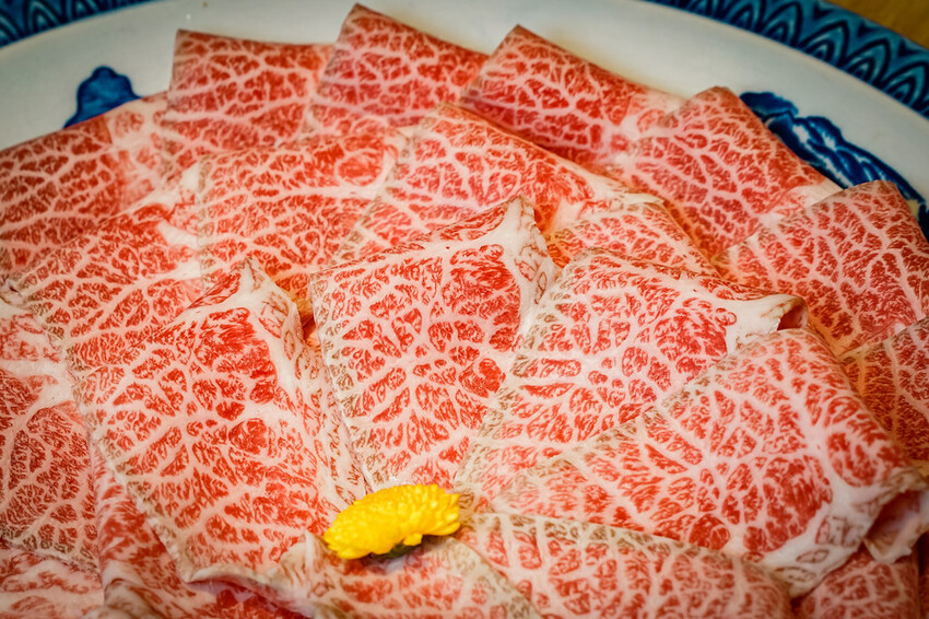 【中壢火鍋推薦】豪華活體海鮮超澎湃,大份量頂級和牛肉盤,還有超浮誇爆卵海膽飯都讓人愛不釋口|芳 海鮮